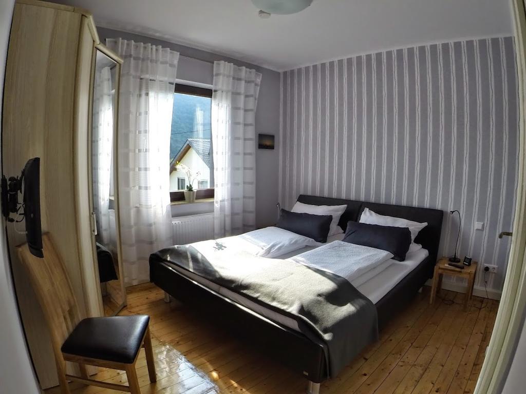 Ferienwohnungen Haus Am Wuerzlaysteig Lehmen Bilik gambar